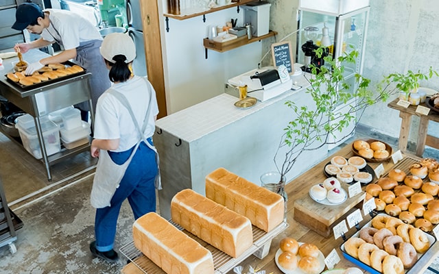 コンクリート壁のおしゃれなパン屋の内装イメージ