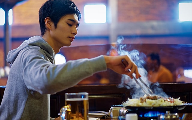 一人焼肉を楽しむ男性