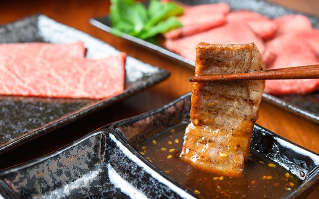 焼肉屋で食事をしている様子