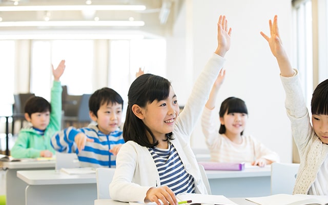 小学生が学習塾の授業を受けている様子